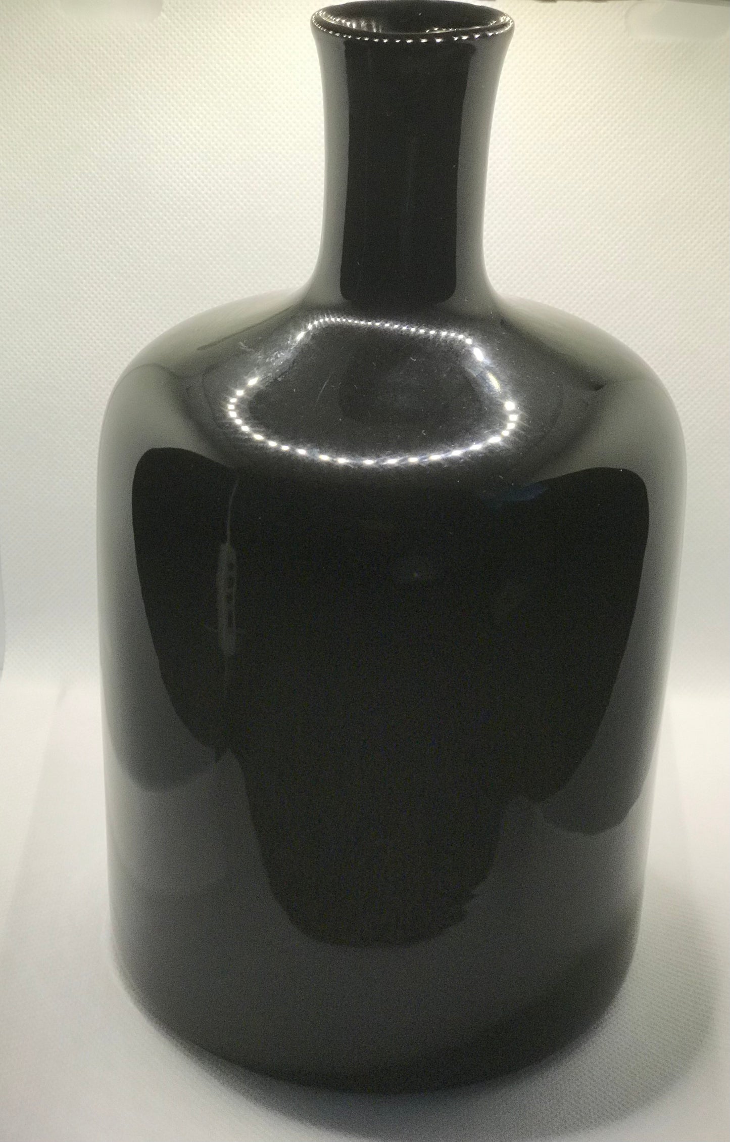 Riley Vase (Glossy Black)